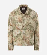 Campera trucker de Marfinno para hombre, con diseño de estampado floral en tejido jacquard texturizado de tonos verdes y beige. Presenta cuello camisero, cierre frontal de botones metálicos y bolsillos en el pecho.