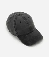 Gorra confeccionada en algodón con acabado lavado efecto desteñido, de seis paneles con visera curva, ojales bordados y regulador trasero.