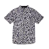 Camisa de manga corta con estampado de flores abstractas en tonos beige sobre fondo azul. Tiene cuello clásico, cierre frontal con botones y bolsillo en el pecho.