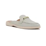 Zuecos Comfortflex color natural con capellada con diseño reptil y detalle de hebilla dorada.
