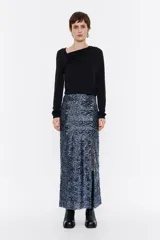 Falda larga de lentejuelas azules y plateadas con abertura lateral.