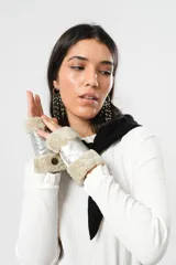 Guantes mitones plateados de cuero con borde de lana natural color beige.