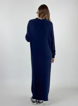 Vestido largo gris de tejido de punto con cuello alto y mangas largas.