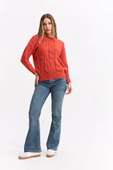 Buzo de punto color blanco, con cuello redondo y diseño de trama combinada con detalles trenzados. Presenta terminaciones tejidas en puños y ruedo.