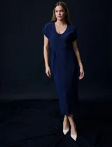 Vestido midi plisado color azul marino, con escote en V y lazo de ajuste en la cintura.