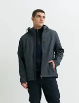 Campera softshell color verde militar, con capucha ajustable, cierre frontal completo y bolsillo vertical en el pecho con detalles en naranja.