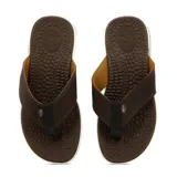 Chanclas marrones con plantilla texturizada y tira de cuero sintético.