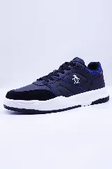 Sneaker de hombre color azul marino con detalles en azul eléctrico y rojo. Presenta un diseño de corte bajo con puntera de gamuza negra, logo de pingüino bordado en blanco con contorno azul, y suela gruesa blanca.