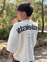 Remera negra de algodón con estampado blanco en la espalda con el logo de la marca y la frase "European Tour by Ittai Stars Company".