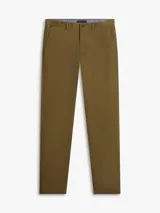 Pantalón chino de sarga para hombre, color verde militar, de corte recto y confeccionado en mezcla de algodón y elastano. Cuenta con cierre de cremallera y botón, bolsillos diagonales en la cintura y bolsillos traseros ribeteados.