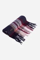 Bufanda a cuadros con flecos en los extremos, en tonos azul marino, gris, beige y rojo.