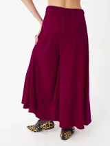 Pantalón extra wide color borgoña de terciopelo, con pretina elastizada y silueta oversized.
