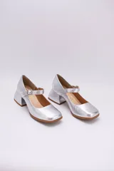 Zapatos Mary Jane plateados de cuero, con punta cuadrada y tacón bloque.
