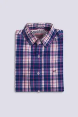 Camisa de manga corta con diseño a cuadros en tonos azul, rosado y blanco. Presenta cuello clásico, cierre frontal con botones y logo bordado en el pecho.
