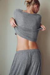 Pantalón baggy gris melange confeccionado en hilatura con lana, de tiro bajo y cintura elástica.