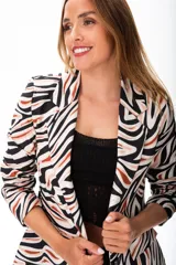 Blazer beige con estampado animal print tipo cebra en negro y marrón.