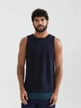 Musculosa básica azul marino con escote redondo, sin mangas y corte clásico.
