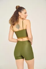 Calza corta color ladrillo, de tiro alto y corte ajustado.