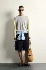 Camiseta de corte relajado con diseño color block, cuerpo en gris melange y mangas largas y cuello redondo en amarillo pastel.