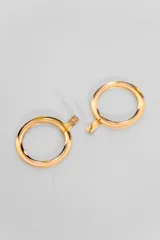 Aros tipo caravana dorados con textura.