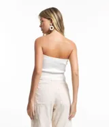 Top cropped de punto color blanco, sin breteles y con detalle retorcido en el busto.