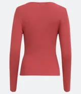 Suéter de punto acanalado color ladrillo, con cuello barco y mangas largas.