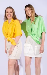 Minifalda color blanco con cintura elastizada con cordón ajustable y bolsillos tipo cargo con solapa.