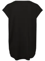 Remera básica negra de algodón orgánico, con cuello redondo y mangas cortas de corte holgado.
