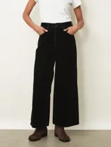 Pantalón de jean color azul muy oscuro, casi negro, con corte recto y tiro alto. Presenta diseño de cinco bolsillos y cierre frontal con botón.