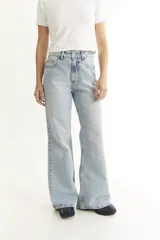 Pantalón de jean celeste de corte wide leg y tiro alto.