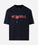 Remera negra de algodón con corte boxy, cuello redondo y mangas cortas. Presenta un estampado frontal en rojo con el texto "MY CHEMICAL ROMANCE" y una araña colgando de una telaraña.