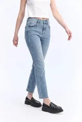 Jean straight crop de tiro alto, con piernas rectas y largo por encima de los tobillos. Presenta terminación desflecada y diseño clásico con bolsillos.