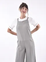 Monoprenda (jumpsuit) color marrón medio, sin mangas, con escote cuadrado y tirantes anchos. El pantalón es de corte ancho y largo tipo culotte.