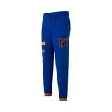 Pantalón de jogging azul de los New York Knicks, con cordón ajustable en la cintura, bolsillos y puños acanalados en color naranja. Presenta estampado lateral con la inscripción 'NY' y el logo de la NBA.