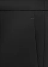 Pantalón de vestir negro con diseño recto y corte crop, trabillas para cinto, dos bolsillos laterales y dos bolsillos de ribete en la parte posterior. Cierre frontal con gancho y cremallera.