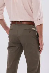 Pantalón skinny azul marino con spandex, bolsillos traseros ojal con botón y etiqueta de la marca.