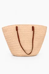 Bolso tipo capazo color beige con diseño trenzado y asas largas de cuero sintético marrón.
