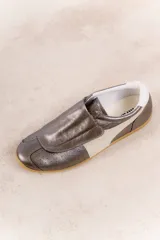 Zapatillas plateadas con detalles en cuero y gamuza color beige. Diseño con puntera perforada, cierre con velcro y suela de goma color caramelo.