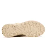 Bota de senderismo Merrell de caña media, color beige, confeccionada en ante impermeable y malla transpirable. Presenta cierre de cordones, cuello acolchado y suela de goma con relieve para mayor tracción.