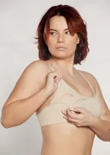 Top maternal de microfibra sin costuras, con diseño sin aros ni copas. Cuenta con broches desmontables en los breteles para facilitar la lactancia y breteles regulables.