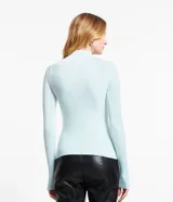 Blusa verde oscuro de viscosa con cuello alto y mangas largas con abertura en el puño.