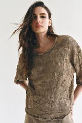 Jersey de punto color tostado con cuello redondo y mangas por debajo del codo, confeccionado con un diseño de tejido con efecto arrugado y corte holgado.