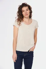 Remera color beige con cuello redondo, mangas cortas, bolsillo pequeño en el pecho y media botonadura frontal.