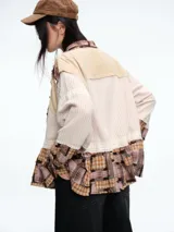 Camisa de diseño patchwork con cierre frontal de botones, confeccionada mediante la combinación de diferentes texturas y patrones en tonos tierra.