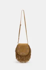 Bolso tipo bandolera confeccionado en serraje color marrón, con diseño de flecos en el contorno y detalle de tachas metálicas formando flores en la solapa. Cuenta con asa larga regulable, cierre imantado y bolsillo interior.