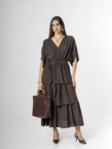 Vestido midi de crepé color marrón, con escote en V, mangas cortas amplias, cintura elastizada con lazo ajustable y falda larga escalonada con volados.