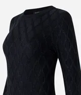 Blusa de manga larga negra confeccionada en punto de viscosa con poliamida e hilos metálicos, con cuello redondo y hombreras. Presenta textura de rayas curvas que forman rombos.