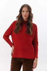Polera de tejido de punto en color beige, con cuello alto y mangas largas con puños acanalados.