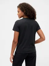 Remera de manga corta, cuello redondo, color gris melange, con estampado frontal en rojo que dice "GAP SPORT SAN FRANCISCO EST. 1969".