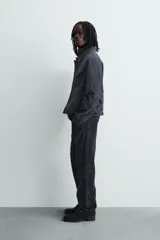 Pantalón de corte recto confeccionado en tejido de pana, con diseño de cinco bolsillos, cierre frontal con cremallera y botón.